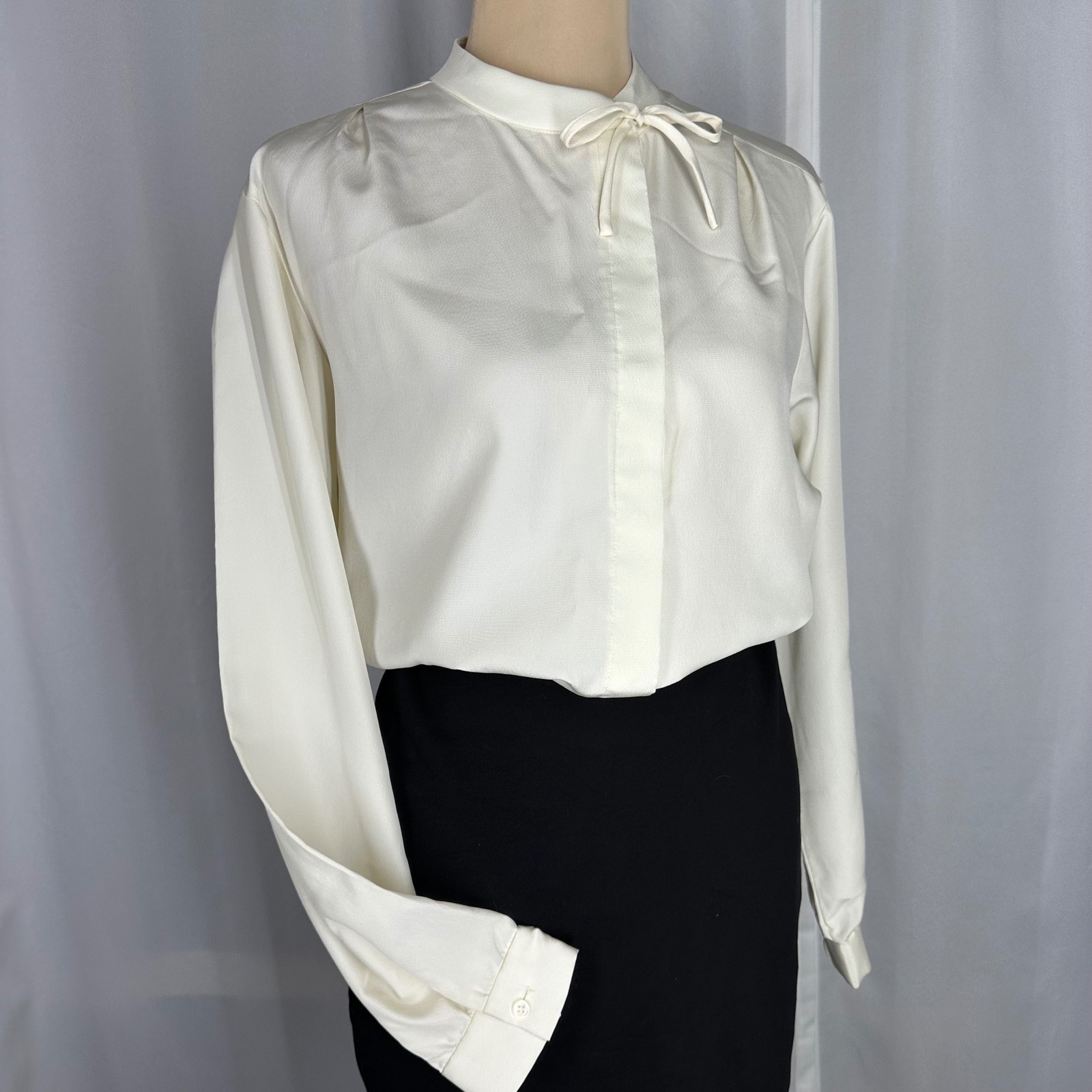 Liz Claiborne Size 12 Ivory Tie Neck Blouse Hidden Button Career Top Read